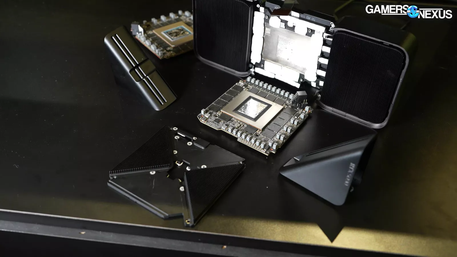 GamersNexus의 실물 기판 및 분해된 냉각장치 사진